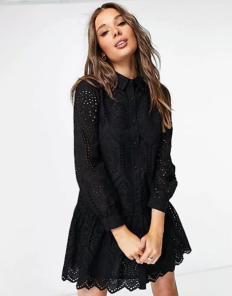 Lipsy – Gesmoktes Hemdkleid mit Lochstickerei in Schwarz günstig online kaufen
