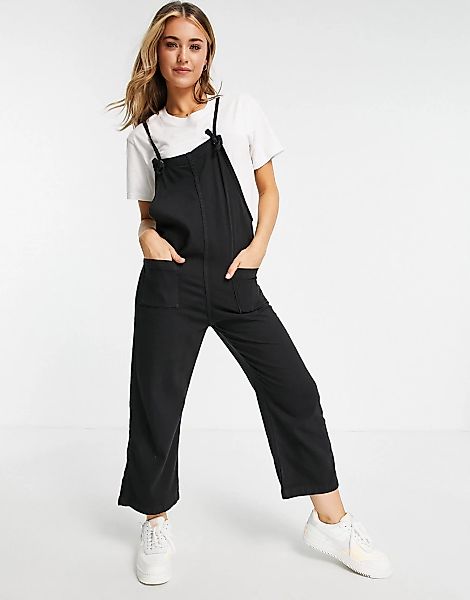 Monki – Mona – Jeans-Latzhose aus Bio-Baumwolle in Schwarz günstig online kaufen