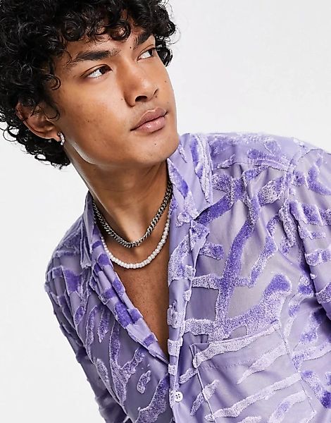 ASOS DESIGN – Lockeres Hemd aus lila Samt mit Reverskragen und Ausbrenner-T günstig online kaufen