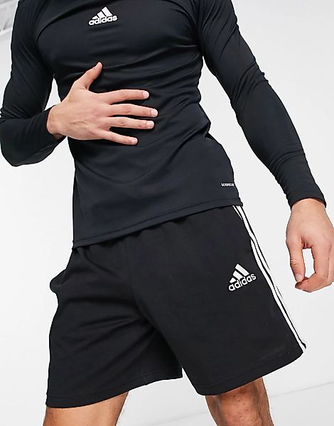adidas – Performance Essential – Shorts in Schwarz mit den 3 Streifen günstig online kaufen