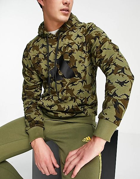 adidas – Kapuzenpullover mit großem BOS-Logo und khaki Military-Muster-Grün günstig online kaufen
