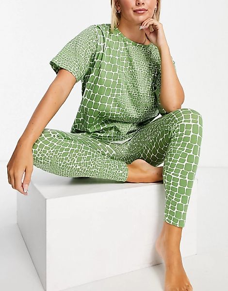 ASOS DESIGN – Pyjama aus Oversize-T-Shirt und Leggings in Grün mit Kroko-Mu günstig online kaufen