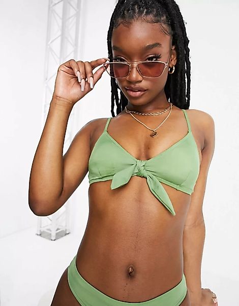 Monki – Kikki – Grünes Bikinioberteil aus recyceltem Material günstig online kaufen