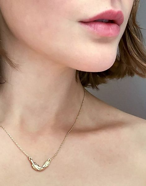 DesignB London – Goldfarbene Halskette mit verschlungenem Federanhänger günstig online kaufen