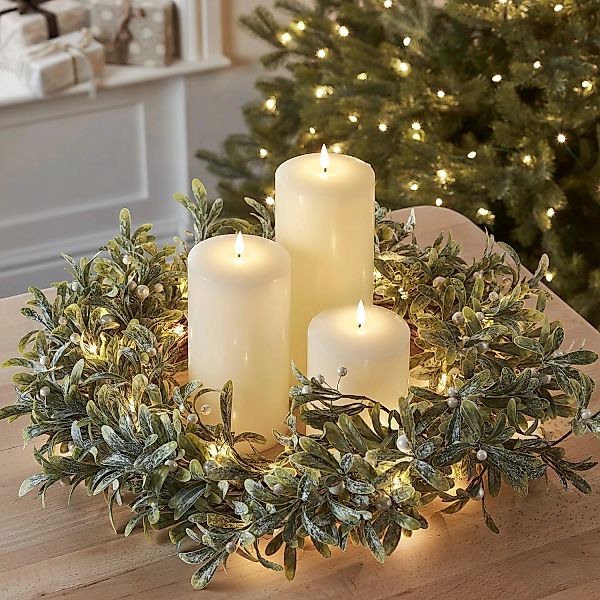 60cm LED Weihnachtskranz Mistelzweig und TruGlow® LED Kerzen Trio breit günstig online kaufen