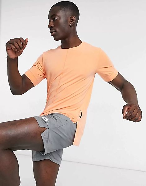 Nike – Yoga –T-Shirt in Orange günstig online kaufen