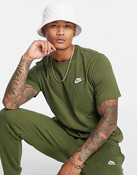 Nike Club – T-Shirt in Khaki mit Logo-Grün günstig online kaufen