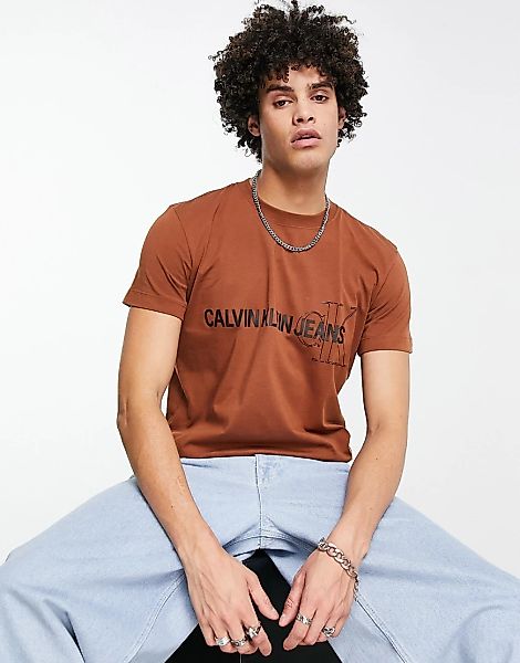 Calvin Klein Jeans – Institutional – T-Shirt in Braun mit Grafik günstig online kaufen