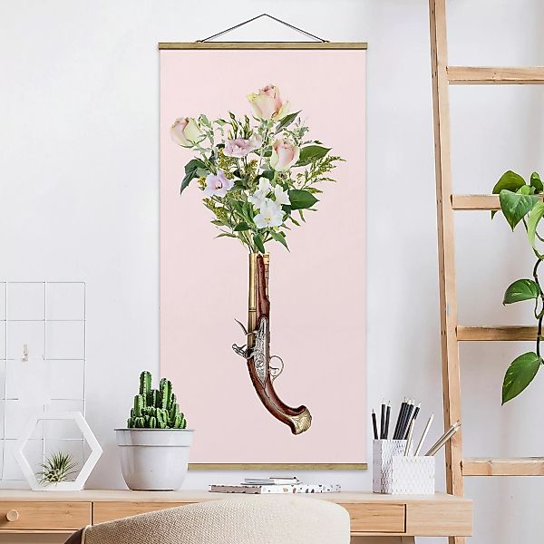 Stoffbild Blumen mit Posterleisten - Hochformat Pistole mit Blumen günstig online kaufen