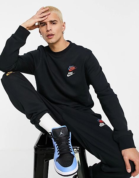 Nike – Essential – Fleece-Sweatshirt mit Rundhalsausschnitt und mehreren Lo günstig online kaufen