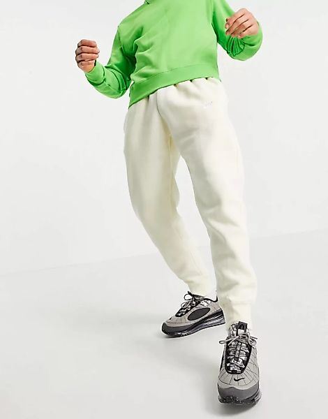 Nike Club – Cremefarbene Jogginghose mit Bündchen-Weiß günstig online kaufen