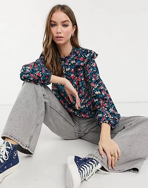 New Look – Hochgeschlossene Bluse mit gerüschten Schultern und blauem Blume günstig online kaufen