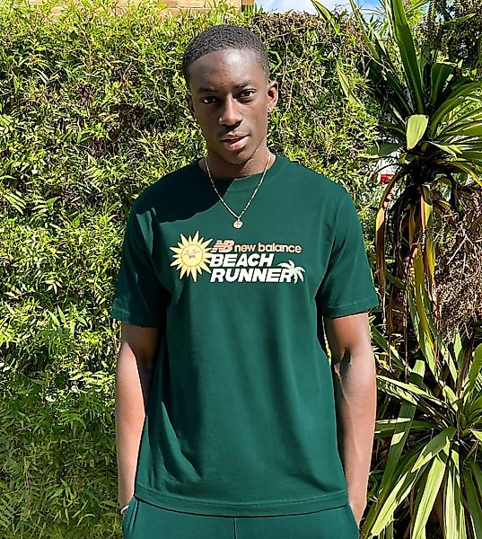New Balance – T-Shirt in Grün mit „Beach Runner“-Print, exklusiv bei ASOS günstig online kaufen