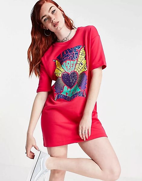 Love Moschino – T-Shirt-Kleid in Rosa mit auffallendem Herz-Logo günstig online kaufen