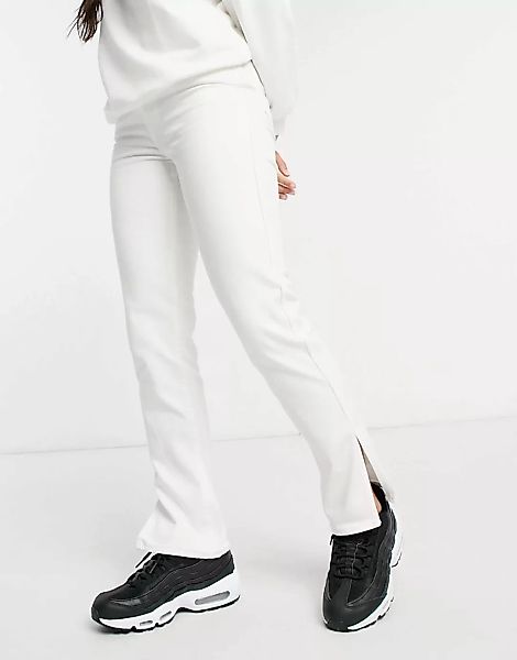 Weekday – Weiße Jeanshose mit geradem Beinschnitt und geschlitztem Saum günstig online kaufen