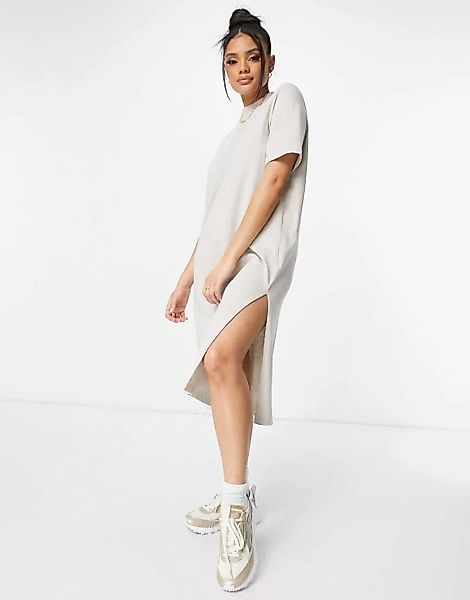 Reebok – T-Shirt-Kleid mit kleinem, mittigem Logo in Beige-Neutral günstig online kaufen