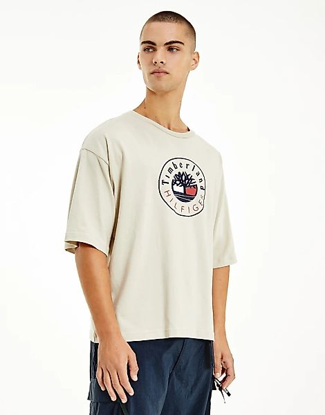 Tommy Hilfiger x Timberland – Sonderkollektion – T-Shirt in Beige mit Logo günstig online kaufen