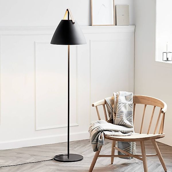 Stehlampe Strap aus Metall mit Lederband, schwarz günstig online kaufen