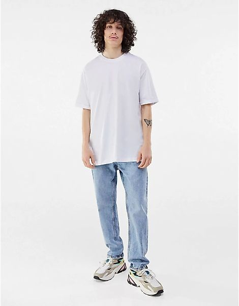 Bershka – Lang geschnittenes, weißes T-Shirt günstig online kaufen