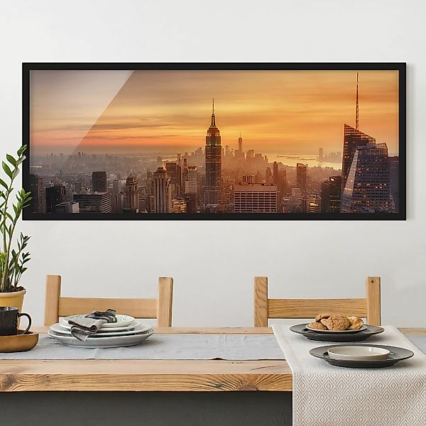 Bild mit Rahmen Architektur & Skyline - Panorama Manhattan Skyline Abendsti günstig online kaufen