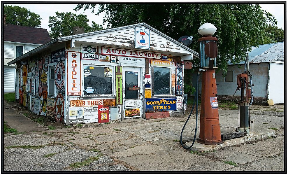 Papermoon Infrarotheizung »Alte Vintage Retro Tankstelle«, sehr angenehme S günstig online kaufen
