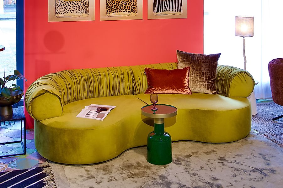 Organisch geformtes 3-Sitzer Sofa Emira in ockergrünem Samt günstig online kaufen