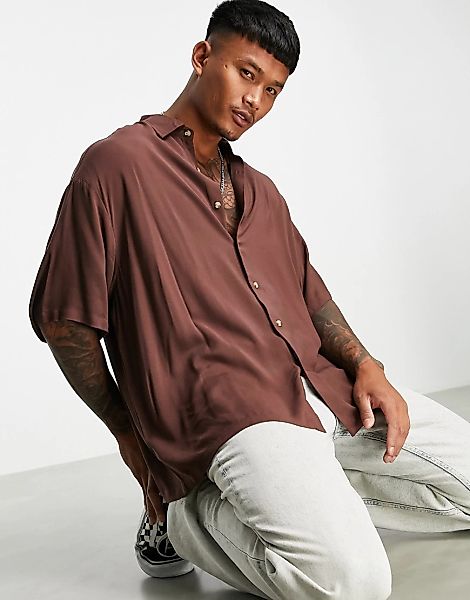 ASOS DESIGN – Kastiges Oversize-Hemd aus Viskose in Braun günstig online kaufen