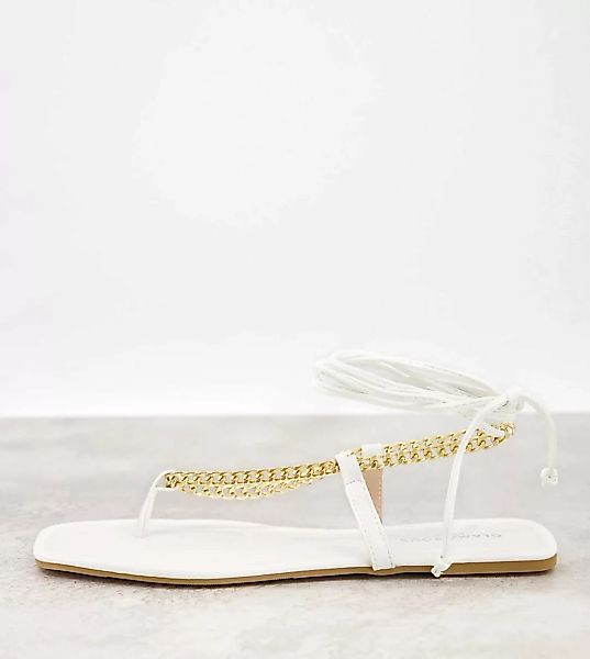 Glamorous Wide Fit – Flache Sandalen mit Kettendetail in Weiß günstig online kaufen