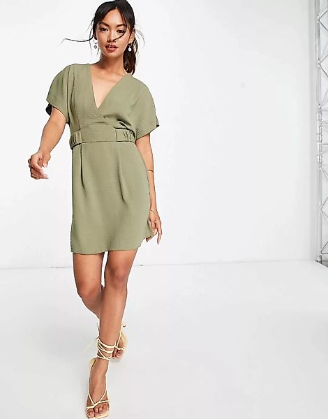 ASOS DESIGN – Minikleid in Khaki mit V-Ausschnitt vorne und elastischen Rie günstig online kaufen