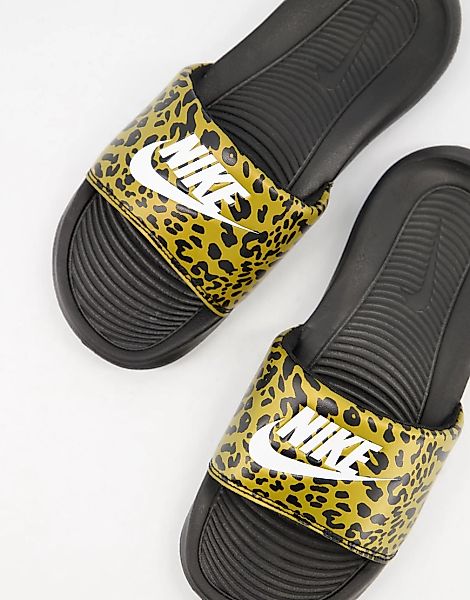 Nike – Victori – Slider mit braunem Leopardenmuster günstig online kaufen