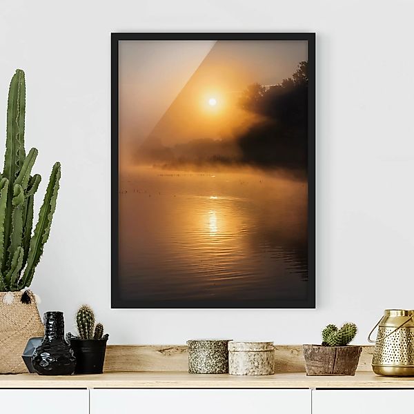 Bild mit Rahmen - Hochformat Sonnenaufgang am See mit Rehen im Nebel günstig online kaufen