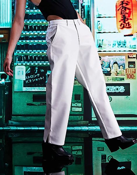 ASOS DESIGN – Wide Fit – Hose aus Kunstleder mit Schlitz am Saum-Weiß günstig online kaufen