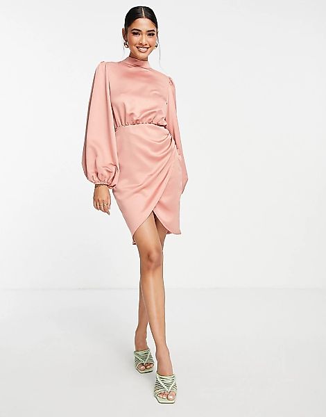 Flounce London – Kurzes Wickelkleid aus Samt in Blush-Rosa mit hohem Aussch günstig online kaufen