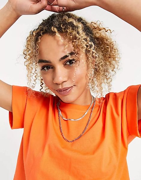 ASOS DESIGN – Kurzes T-Shirt in Orange mit aufgerollten Ärmeln günstig online kaufen