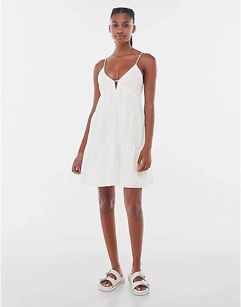 Bershka – Gestuftes Babydoll-Sommerkleid in Weiß mit Rückenausschnitt günstig online kaufen