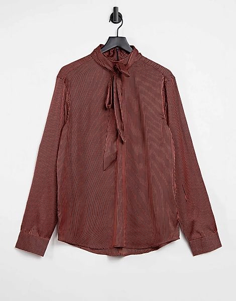 ASOS DESIGN – Normal geschnittenes Satinhemd mit Schleife in Kupfer gestrei günstig online kaufen