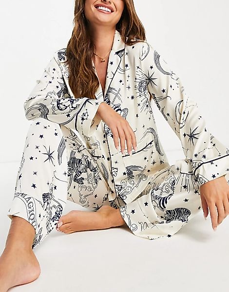 ASOS DESIGN – Pyjama aus Hemd und Hose mit Sternbildmuster in Creme und Bla günstig online kaufen
