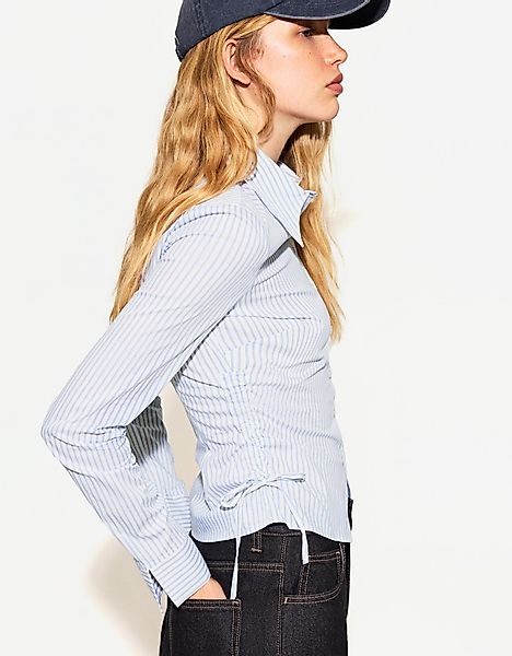 Bershka Figurbetontes Hemd Mit Raffung Damen Xs Hellblau günstig online kaufen