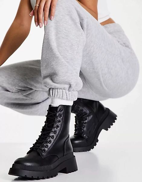 New Look – Flache, robuste Ankle-Boots zum Schnüren in Schwarz mit hohem Sc günstig online kaufen