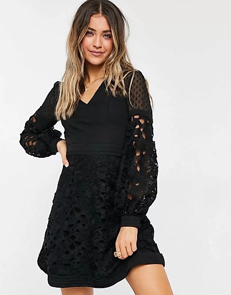 Chi Chi London – Kleid mit Spitzeneinsatz in Schwarz günstig online kaufen