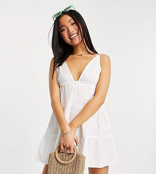 ASOS DESIGN Petite – Gestuftes Seersucker-Strandkleid in Weiß und Streifen- günstig online kaufen