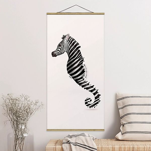 Stoffbild Tiere mit Posterleisten - Hochformat Seepferdchen mit Zebrastreif günstig online kaufen