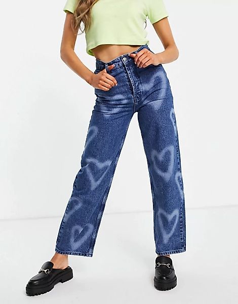 Topshop – Oversized Mom-Jeans mit ausgebleichten Herzen in Mittelblau aus r günstig online kaufen