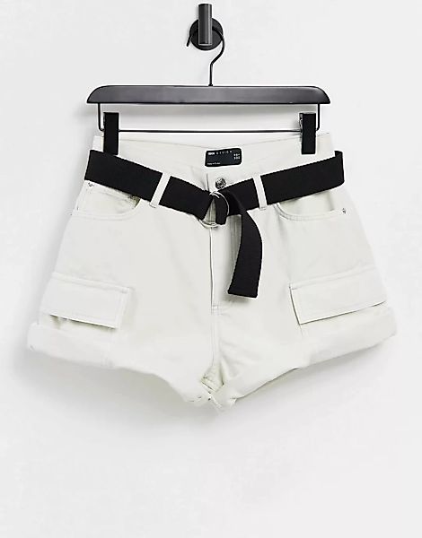 ASOS DESIGN – Lässige Mom-Shorts mit Utility-Tasche in Ecru-Weiß günstig online kaufen