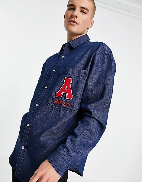 ASOS DESIGN – Oversize-Jeanshemd mit durchgehendem Muster und Stickerei-Auf günstig online kaufen