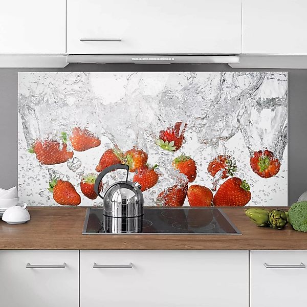 Glas Spritzschutz Gemüse & Obst - Querformat 2:1 Frische Erdbeeren im Wasse günstig online kaufen
