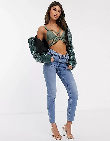 ASOS DESIGN – Farleigh – Schmale, ungesäumte Mom-Jeans mit hoher Taille in günstig online kaufen