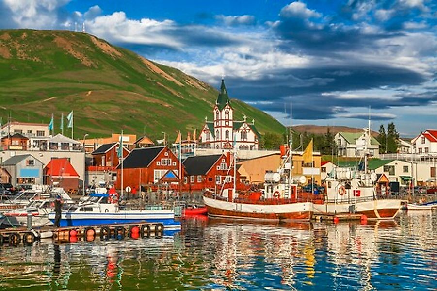 Papermoon Fototapete »HUSAVIK ISLAND-BOOTE GEBIRGE DORF STEG BRÜCKE WALD BE günstig online kaufen