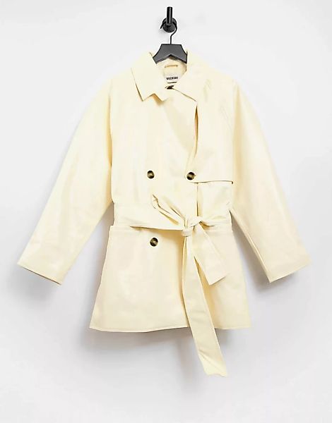 Weekday – Janis – Kurzer Trenchcoat in cremefarbener Lackoptik-Weiß günstig online kaufen