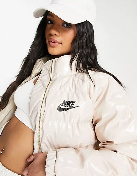Nike – Wattierte Jacke in cremefarbener Lackoptik-Weiß günstig online kaufen